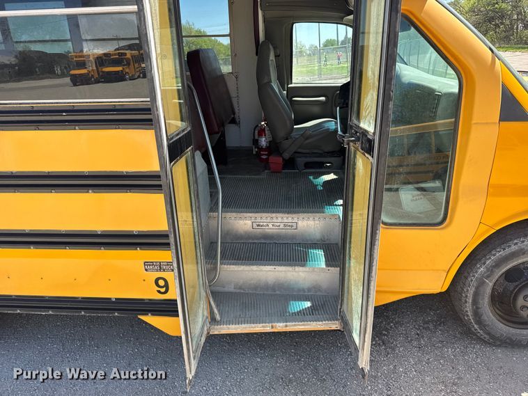 image for item FB7240 2000 Chevrolet Express 3500 school bus