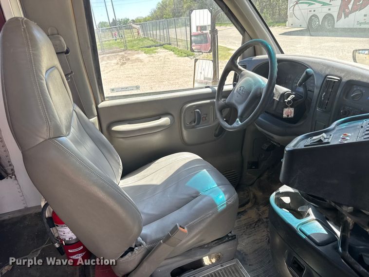 image for item FB7240 2000 Chevrolet Express 3500 school bus