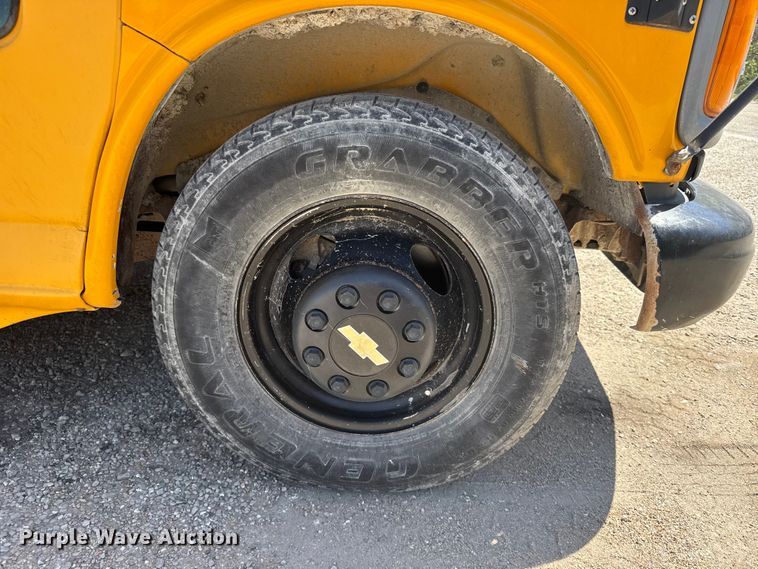 image for item FB7240 2000 Chevrolet Express 3500 school bus