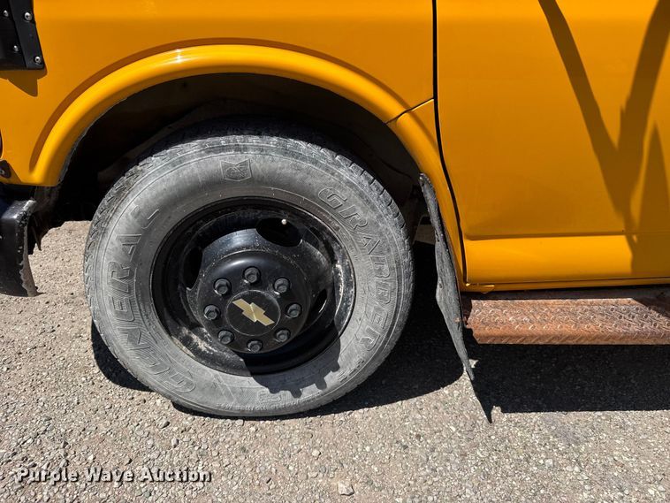 image for item FB7240 2000 Chevrolet Express 3500 school bus