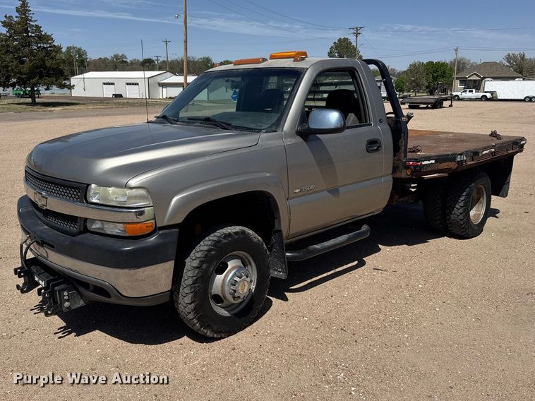image for item FB7266 2002 Chevrolet Silverado 3500 flatbed pickup truck