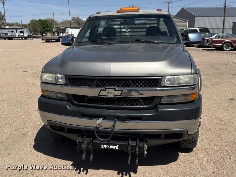 image for item FB7266 2002 Chevrolet Silverado 3500 flatbed pickup truck