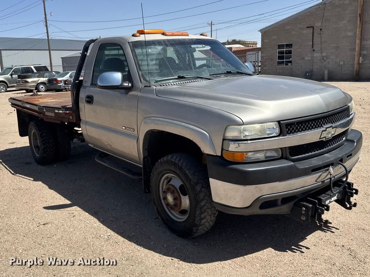 image for item FB7266 2002 Chevrolet Silverado 3500 flatbed pickup truck