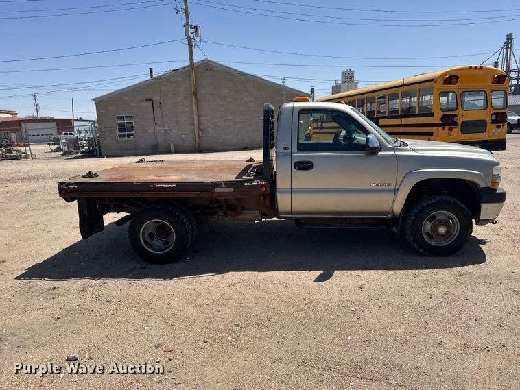 image for item FB7266 2002 Chevrolet Silverado 3500 flatbed pickup truck