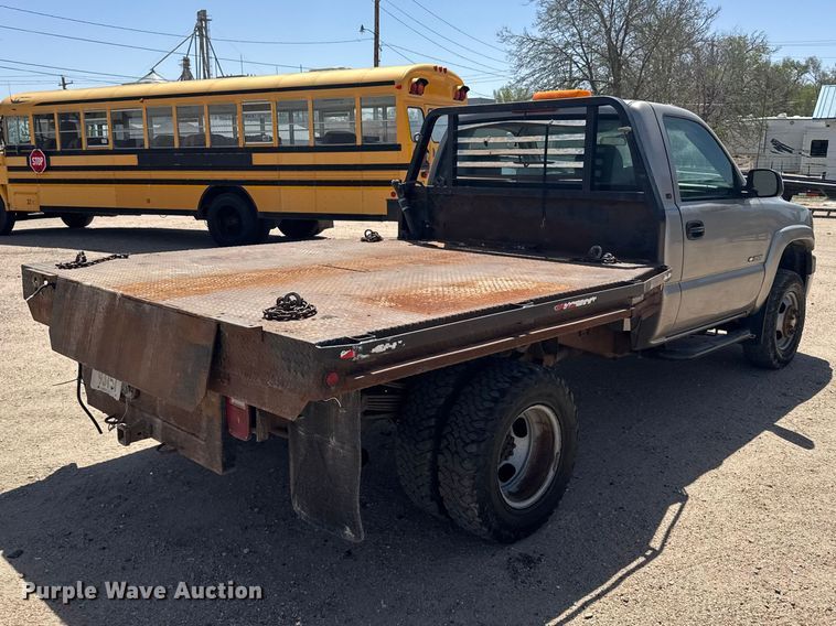 image for item FB7266 2002 Chevrolet Silverado 3500 flatbed pickup truck