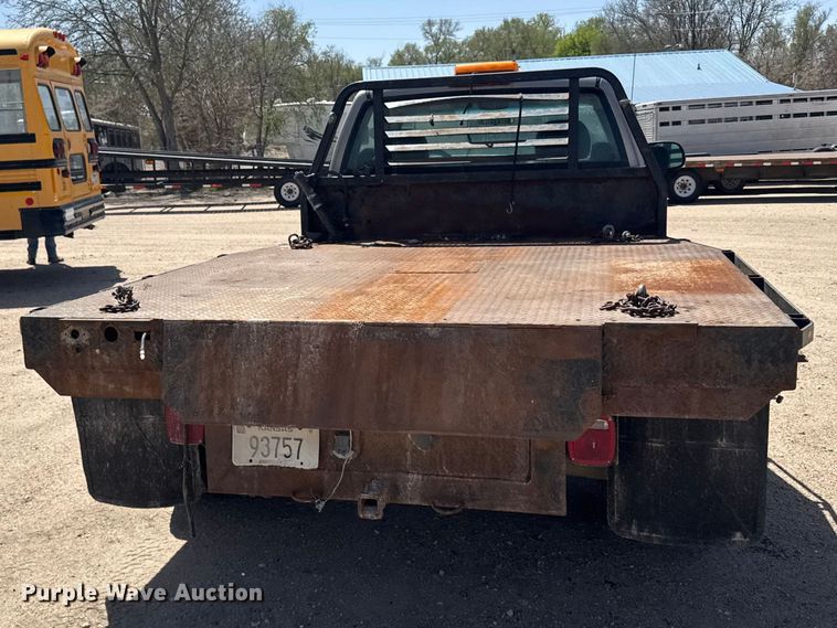 image for item FB7266 2002 Chevrolet Silverado 3500 flatbed pickup truck