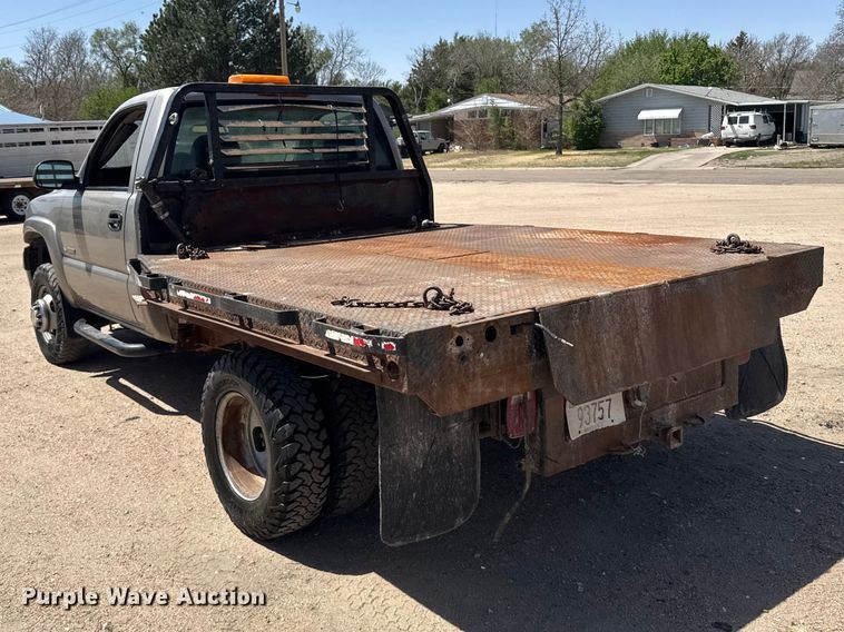 image for item FB7266 2002 Chevrolet Silverado 3500 flatbed pickup truck