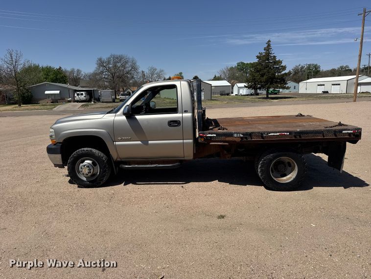 image for item FB7266 2002 Chevrolet Silverado 3500 flatbed pickup truck