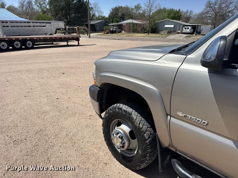 image for item FB7266 2002 Chevrolet Silverado 3500 flatbed pickup truck