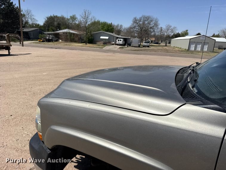 image for item FB7266 2002 Chevrolet Silverado 3500 flatbed pickup truck