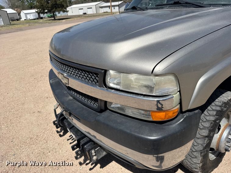 image for item FB7266 2002 Chevrolet Silverado 3500 flatbed pickup truck