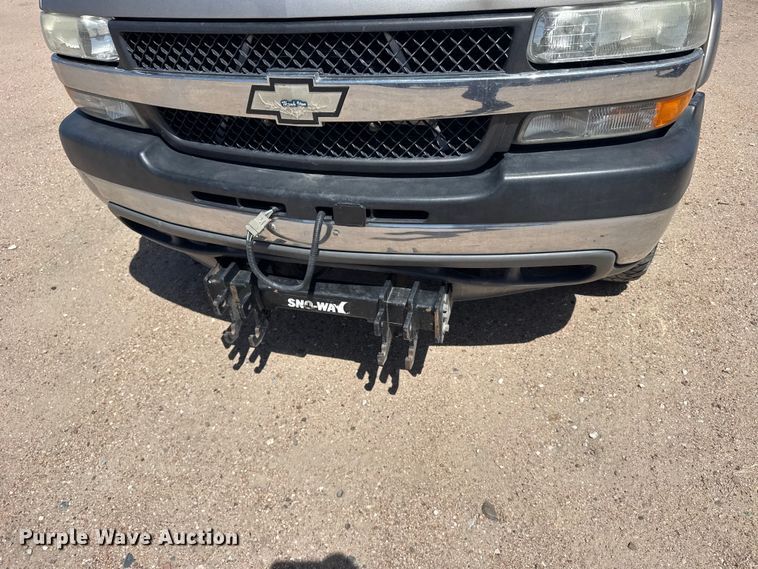 image for item FB7266 2002 Chevrolet Silverado 3500 flatbed pickup truck