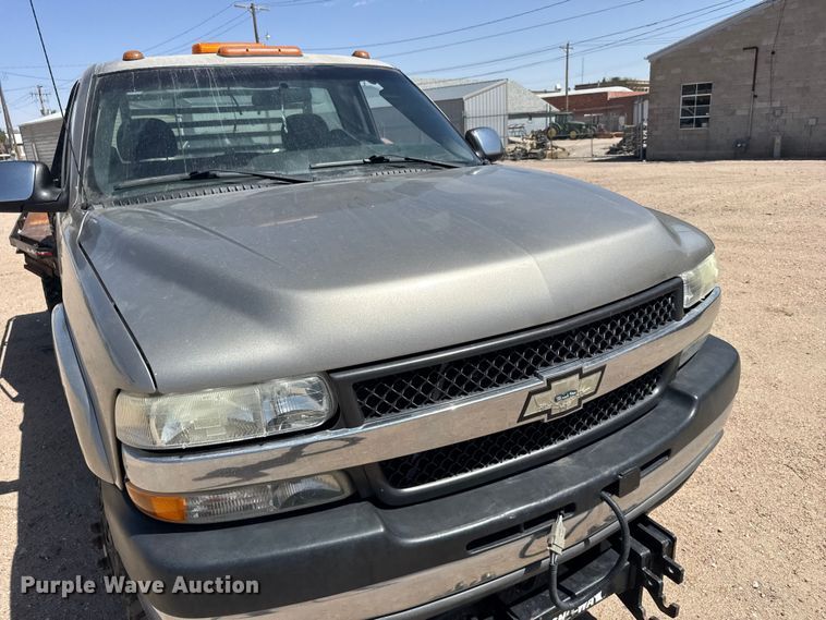 image for item FB7266 2002 Chevrolet Silverado 3500 flatbed pickup truck