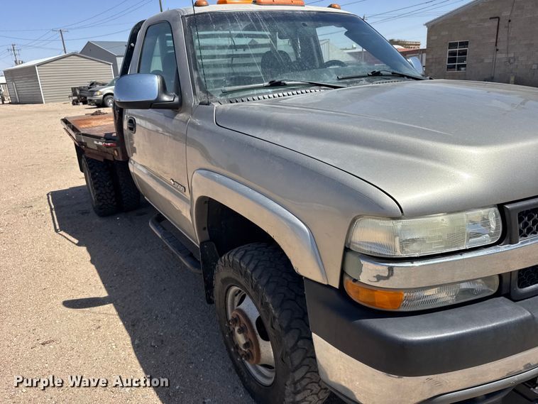 image for item FB7266 2002 Chevrolet Silverado 3500 flatbed pickup truck