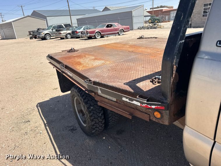 image for item FB7266 2002 Chevrolet Silverado 3500 flatbed pickup truck