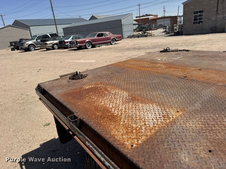 image for item FB7266 2002 Chevrolet Silverado 3500 flatbed pickup truck