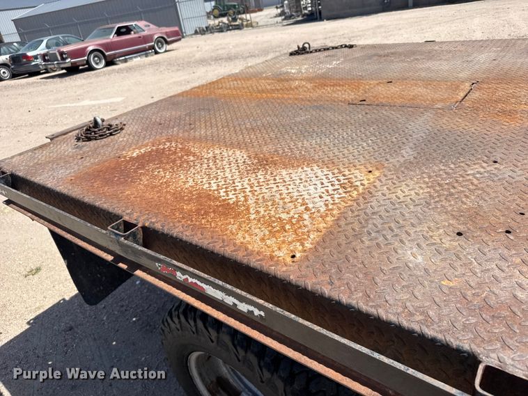 image for item FB7266 2002 Chevrolet Silverado 3500 flatbed pickup truck