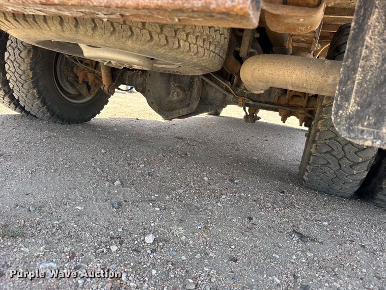 image for item FB7266 2002 Chevrolet Silverado 3500 flatbed pickup truck