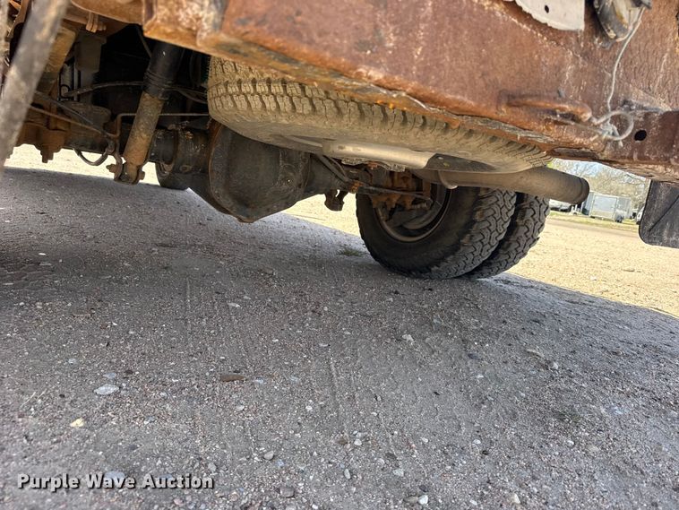image for item FB7266 2002 Chevrolet Silverado 3500 flatbed pickup truck