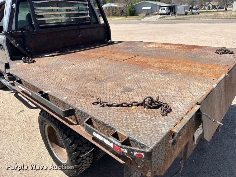 image for item FB7266 2002 Chevrolet Silverado 3500 flatbed pickup truck