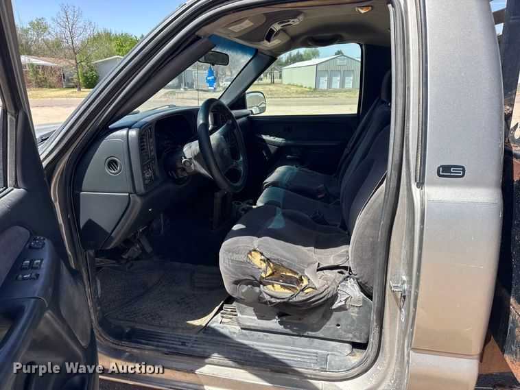 image for item FB7266 2002 Chevrolet Silverado 3500 flatbed pickup truck