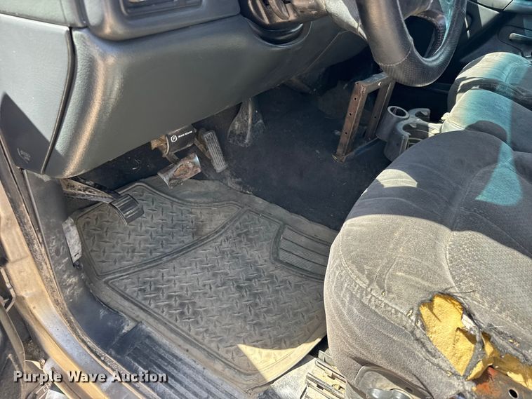 image for item FB7266 2002 Chevrolet Silverado 3500 flatbed pickup truck