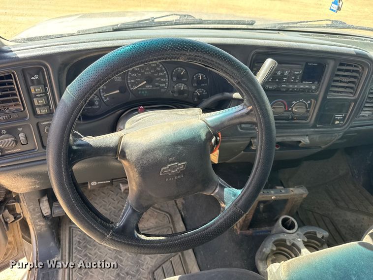 image for item FB7266 2002 Chevrolet Silverado 3500 flatbed pickup truck
