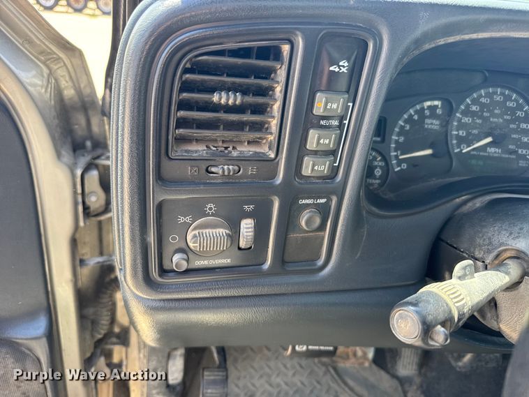 image for item FB7266 2002 Chevrolet Silverado 3500 flatbed pickup truck