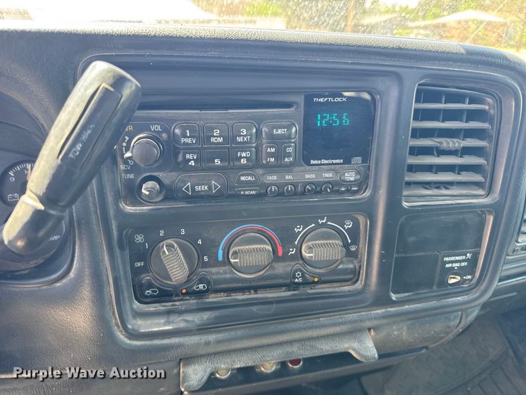 image for item FB7266 2002 Chevrolet Silverado 3500 flatbed pickup truck