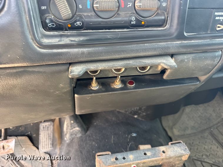 image for item FB7266 2002 Chevrolet Silverado 3500 flatbed pickup truck