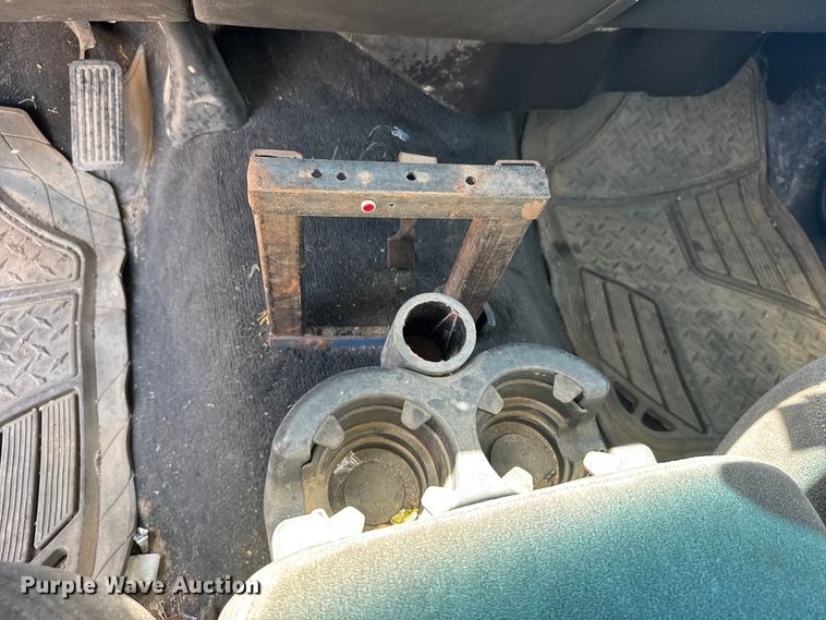 image for item FB7266 2002 Chevrolet Silverado 3500 flatbed pickup truck