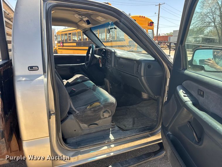 image for item FB7266 2002 Chevrolet Silverado 3500 flatbed pickup truck