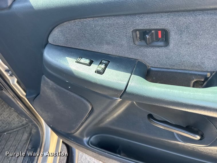 image for item FB7266 2002 Chevrolet Silverado 3500 flatbed pickup truck