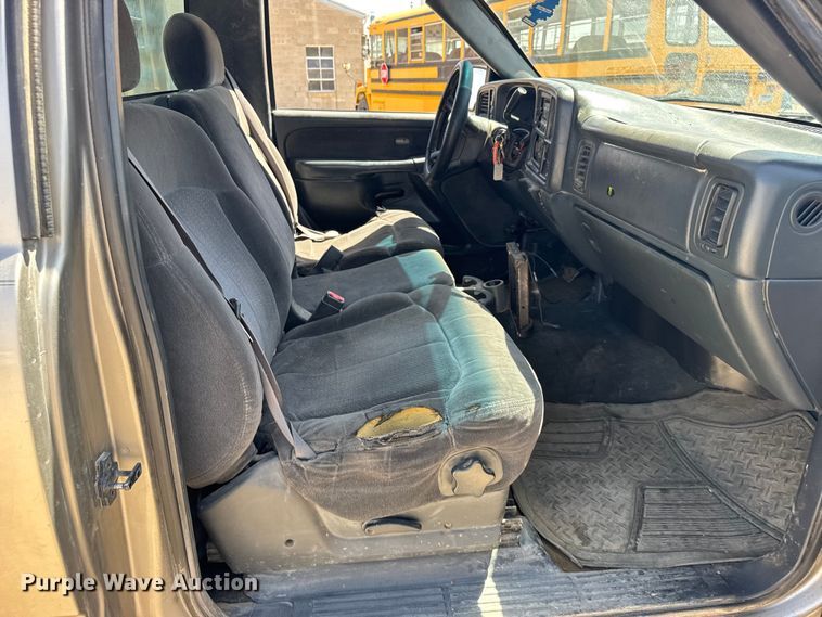image for item FB7266 2002 Chevrolet Silverado 3500 flatbed pickup truck