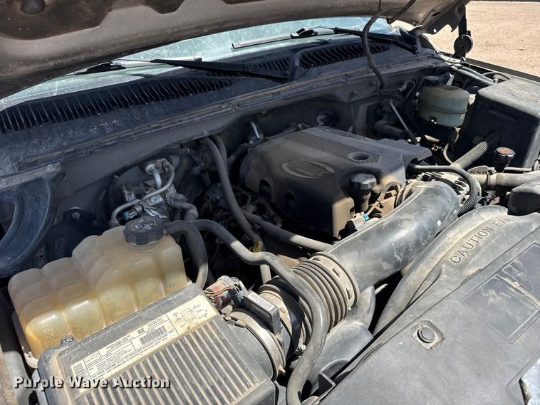 image for item FB7266 2002 Chevrolet Silverado 3500 flatbed pickup truck
