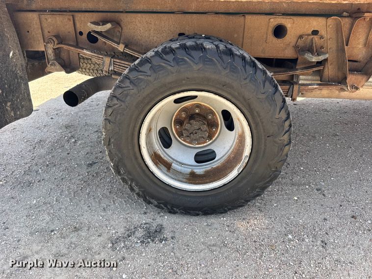 image for item FB7266 2002 Chevrolet Silverado 3500 flatbed pickup truck