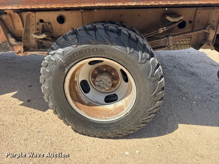 image for item FB7266 2002 Chevrolet Silverado 3500 flatbed pickup truck