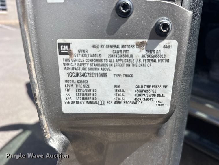 image for item FB7266 2002 Chevrolet Silverado 3500 flatbed pickup truck