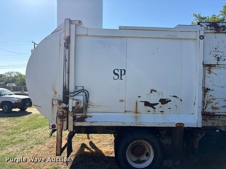 image for item FC2234 1998 International 2654 refuse truck