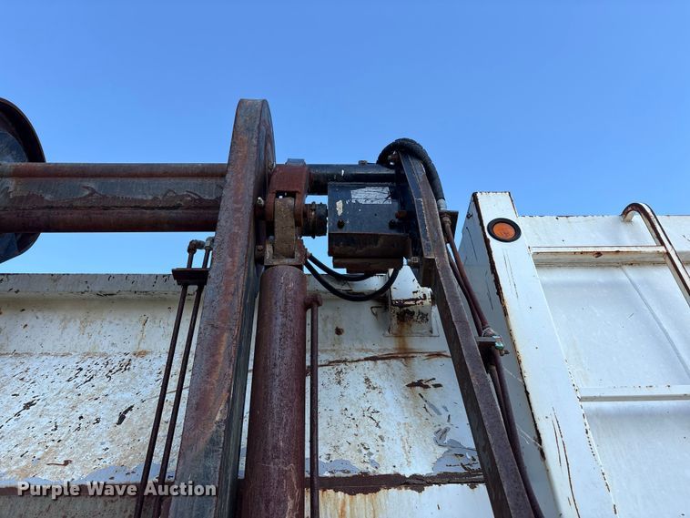 image for item FC2234 1998 International 2654 refuse truck