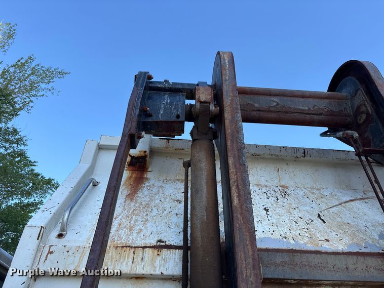 image for item FC2234 1998 International 2654 refuse truck