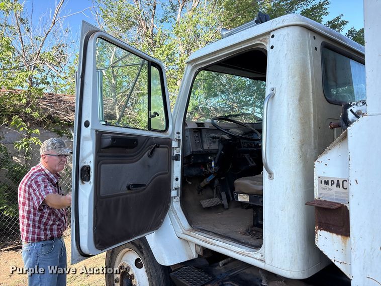 image for item FC2234 1998 International 2654 refuse truck