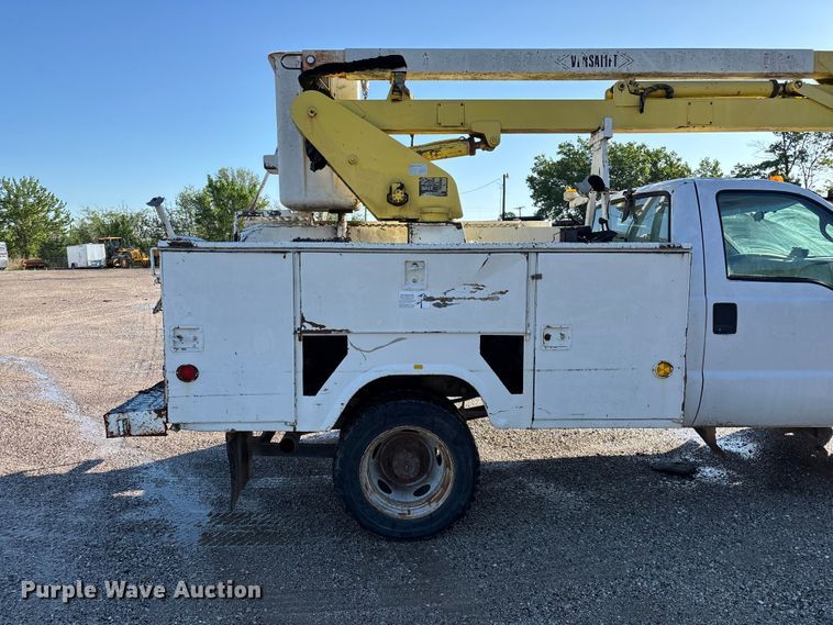 image for item FG0257 1999 Ford F450 Super Duty bucket truck