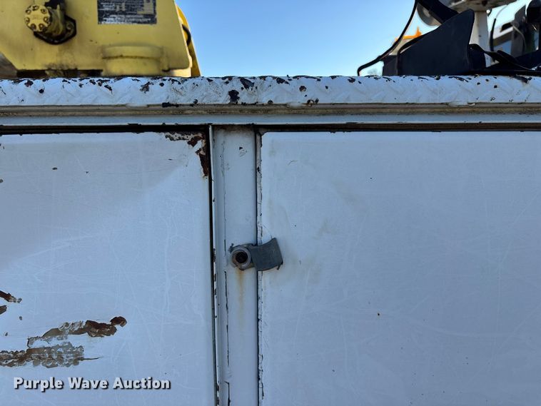 image for item FG0257 1999 Ford F450 Super Duty bucket truck