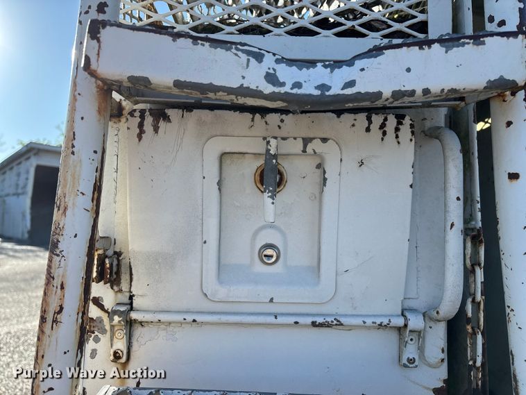 image for item FG0257 1999 Ford F450 Super Duty bucket truck