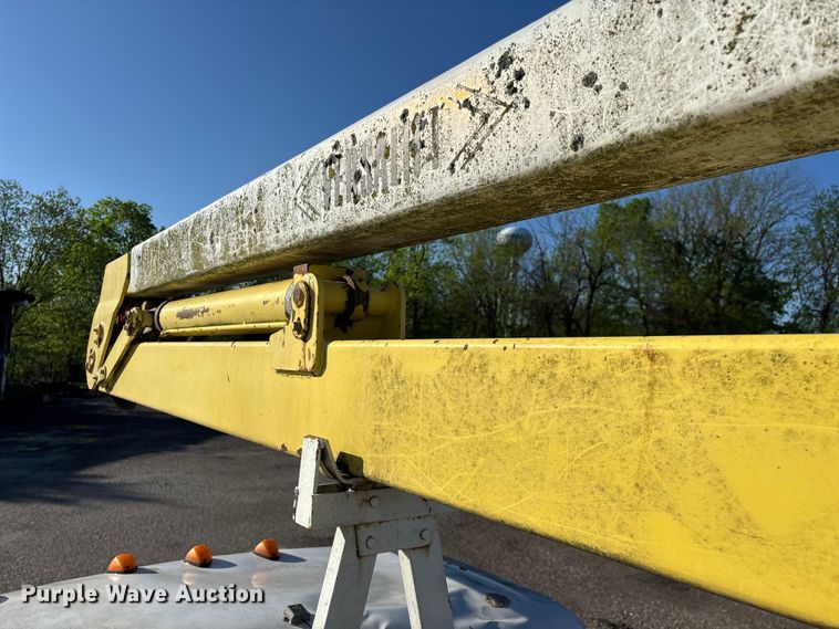 image for item FG0257 1999 Ford F450 Super Duty bucket truck