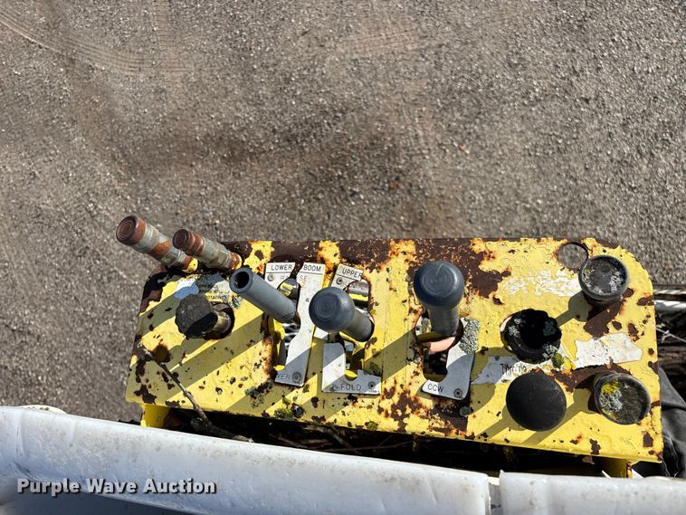 image for item FG0257 1999 Ford F450 Super Duty bucket truck