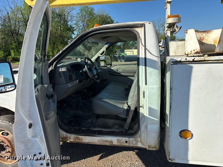 image for item FG0257 1999 Ford F450 Super Duty bucket truck