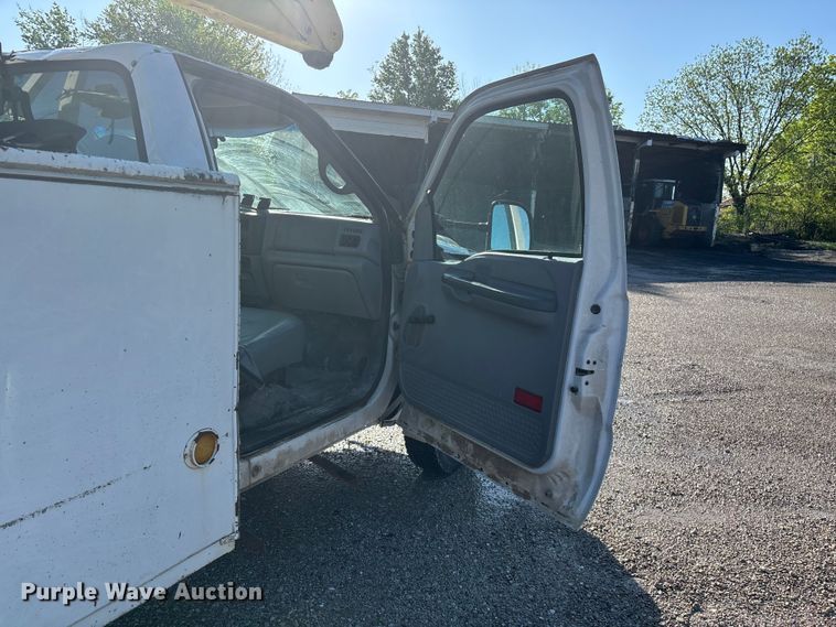 image for item FG0257 1999 Ford F450 Super Duty bucket truck