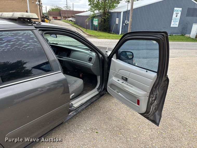 image for item FG0261 2005 Ford Crown Victoria Police Interceptor 